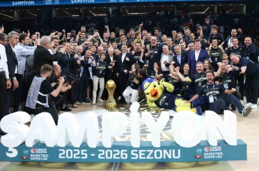 Basketbol Süper Ligi’nde şampiyon Fenerbahçe Beko kupasını aldı 