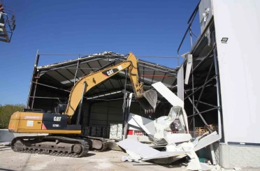 Başköy’de kaçak depo yıkıldı 