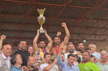 Başpehlivan Erkan Taş, altın kemerini taktı 