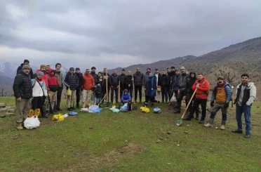 Batman’da 3 bin meşe palamudu toprakla buluşturuldu 