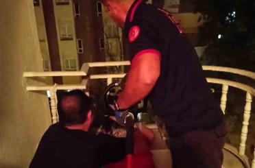Batman’da balkon korkuluklarına kafası sıkışan küçük kızı itfaiye kurtardı 