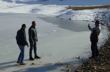 Batman’da donan göletin üstünde fotoğraf çektiler 