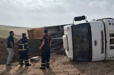 Batman’da kum yüklü kamyon devrildi: 1 yaralı

