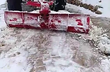 Batman’da muhtar, yolun kapanmaması için traktörle kar birikintilerini temizledi 
