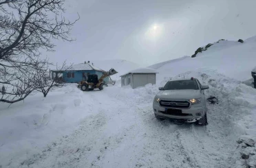 Battalgazi Belediyesi ekipleri, sağlık çalışanlarını iş makinesiyle hastaya ulaştırdı 