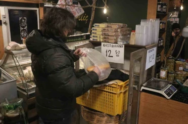 Bayat ekmek fiyatına sıcak ekmek: Mahalle esnafından emsal davranış 