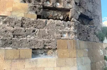 Bayburt Kalesi’nin girişinde düşme riski bulunan taşlar 2027 yatırım programına teklif edildi
