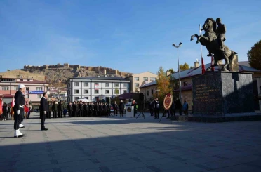 Bayburt’ta 10 Kasım Atatürk’ü Anma Günü çelenk sunumuyla başladı 