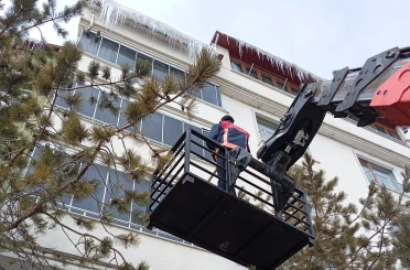 Bayburt’ta buz sarkıtları temizlendi 