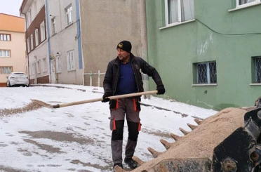Bayburt’ta buzlu yollara tuz seriliyor 