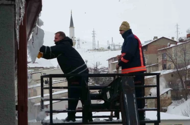Bayburt’ta çatıdan düşen kar kütleleri park halindeki 2 araca zarar verdi: Bir otomobil hurdaya döndü 