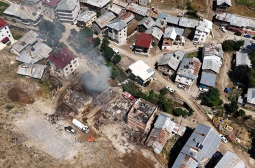 Bayburt’ta çıkan yangında hasar gören 5 ev ve 3 samanlık havadan görüntülendi 