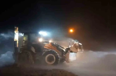 Bayburt’ta fırtına ve kar nedeniyle yolda kalan taksi ekiplerce kurtarıldı 