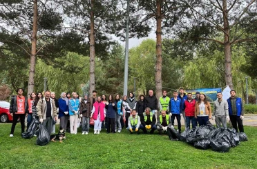 Bayburt’ta gönüllüler Yenişehir Parkı’nda çevre temizliği yaptı 