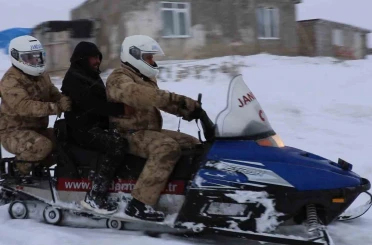 Bayburt’ta kar ve tipi nedeniyle hastaneye gidemeyen vatandaşa jandarma yetişti 
