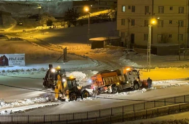 Bayburt’ta kara saplanan tuzlama aracı kepçe ve halat yardımıyla çekildi 