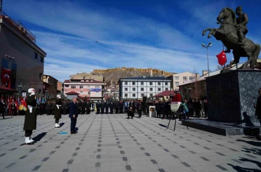 Bayburt’ta kurtuluş programı çelenk sunma töreniyle başladı 