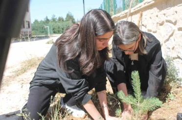 Bayburt’ta öğrenciler fidanları toprakla buluşturup ‘Yeşil Vatan’ için geleceğe nefes oldular 