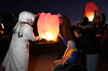 Bayburt’ta özel öğrenciler eşit ve adil bir dünya için dilek fenerlerini gökyüzüne bıraktı 