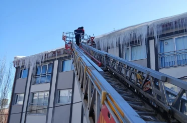 Bayburt’ta tehlike oluşturan buz sarkıtları temizleniyor 