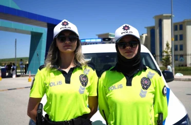 Bayburt’ta yanlış sınav merkezine gelen öğrencinin yardımına kadın polisler yetişti 