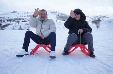 Bayburt’ta yaşlıların kar eğlencesi: Kızakla kaydılar, kar motoruyla tur attılar 
