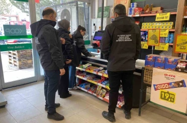 Bayburt’taki marketlerde sıfır atık ve poşet denetimi yapıldı 