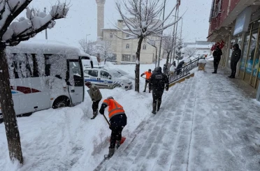 Bayburt’un Demirözü ve Aydıntepe ilçelerinde kar temizliği yapılıyor 