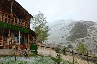 Bayburt’un yüksek rakımlı köylerinde kar yağışı etkili oldu 