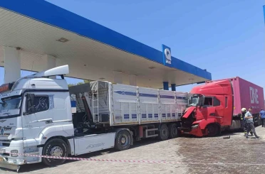 Baygınlık geçiren tır şoförü istasyonda yakıt alan başka bir tıra çarptı 