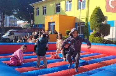 Bayındır’da karne şenliği: Okul bahçesi masal diyarına döndü 