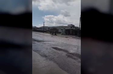 Baykan’da sağanak yağış etkili oldu: Yollar göle döndü 