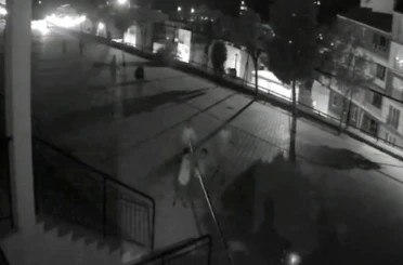 Bayrak direği devrildi, çocuklar bayrağı Atatürk büstüne astı 