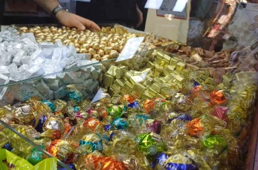 Bayramlık çikolata ve şekerler tezgahlarda 