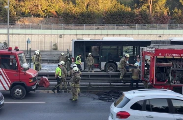 Bayrampaşa-Maltepe Metrobüs Durağı’nda korkutan yangın 