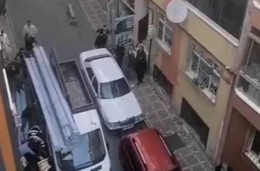 Bayrampaşa’da kamyonetin üzerindeki malzemelerin işçinin üzerine düştüğü anlar kamerada 