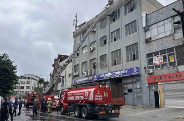 Bayrampaşa’da plastik eşya üretim atölyesinde yangın paniği 