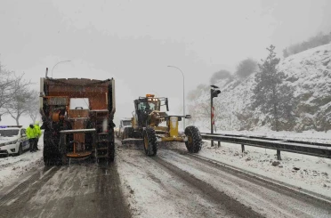 Bazı yollar yoğun kar yağışı nedeniyle trafiğe kapatıldı 