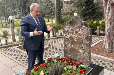 BBP Genel Başkanı Destici: "Merhum Alparslan Türkeş’i vefatının 29’uncu sene-i devriyesinde kabri başında rahmetle yad ediyorum" 
