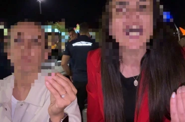 Bebeğini arabada unuttu, hıncını gazetecilerden çıkardı 