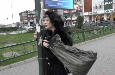 Bebek arabası lodosla birlikte sürüklenerek devrildi 