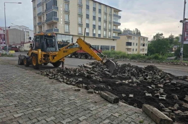 Belediye ekipleri kaldırım çalışmalarını sürdürüyor 