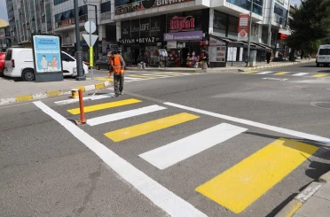 Belediye ekipleri yaya geçidi çizgilerini yeniledi 