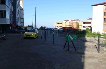 Belediye kamulaştırma bedelini ödemeyince, sahipleri yolu çit çekip kapattı 