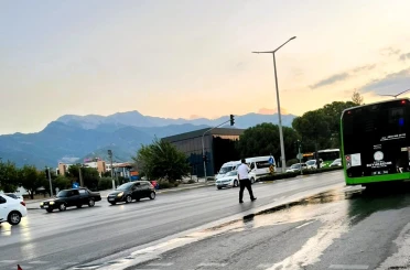 Belediye otobüsünden dökülen yakıt sürücülere zor anlar yaşattı 