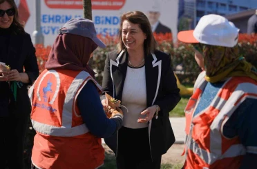 Belediye personellerine kadınlar günü sürprizi 