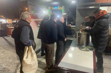 Belediyeden fabrika işçilerine sıcak çorba 