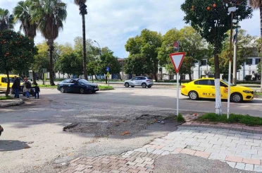 Belediyenin çakıl dökerek kapatmaya çalıştığı çukura takılan kadın hastanelik oldu 