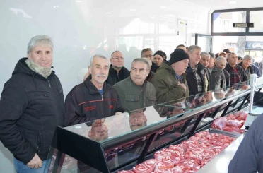 Belediyenin et satış noktası açıldı, ilk gün yüzde 50 indirimle ürünler kapışıldı 