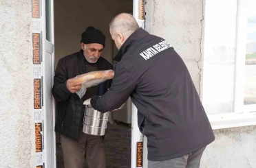 Belediyenin sıcak yemek hizmeti devam ediyor 